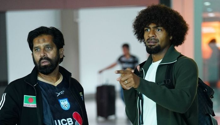 আসিয়ান কাপ খেলতে জাকার্তায় দলের সঙ্গে হামজা