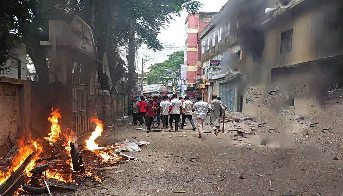 ভোলায় আ’লীগ ও সহযোগী ২ কার্যালয়ে আগুন,পথচারী নিহত