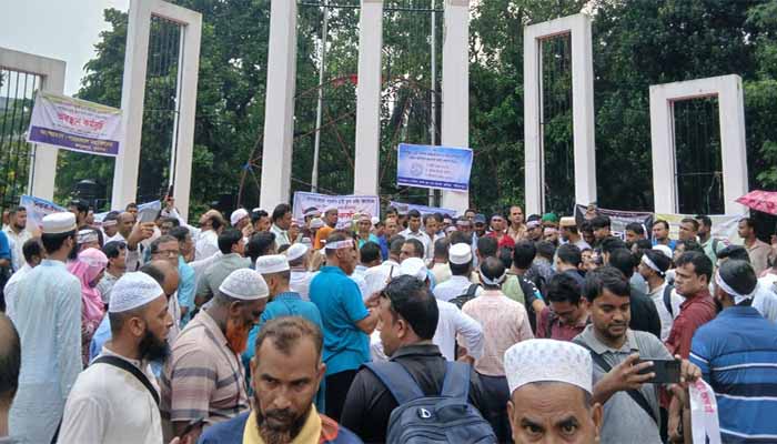 শিক্ষকদের অনশন শুরু, আন্দোলন চালিয়ে যাওয়ার সিদ্ধান্ত
