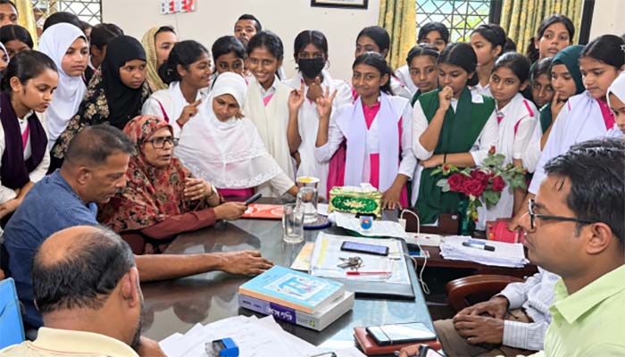 শিক্ষার্থীদের বিক্ষোভের মুখে গৌরনদীতে যুবদল নেতার কারাদণ্ড