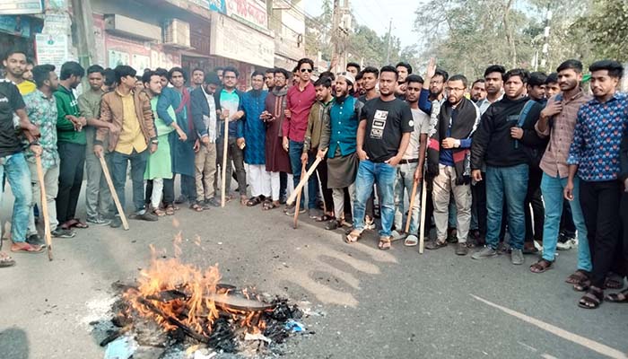 ইজিবাইক চাপায় শিশুর মৃত্যু, শিক্ষার্থীদের সড়ক অবরোধ