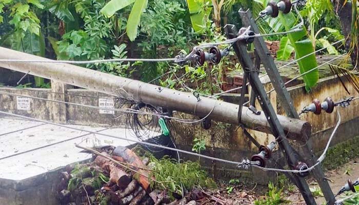 বরিশালে কালবৈশাখী; বিদ্যুৎহীন ৫ উপজেলা, টেকনিশিয়ানদের ছুটি বাতিল