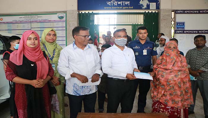 স্বাবলম্বি হতে ৫ জনকে বরিশাল জেলা প্রশাসনের অনুদান