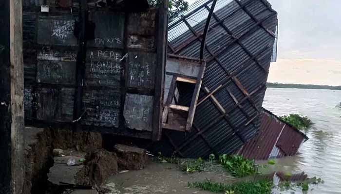 বাবুগঞ্জে ৪ পরিবারের বসত ঘর সন্ধ্যা নদীতে বিলীন