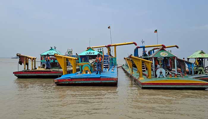 মেঘনায় অবৈধ বালু উত্তোলন, ৬ ড্রেজার-বলগেট জব্দ