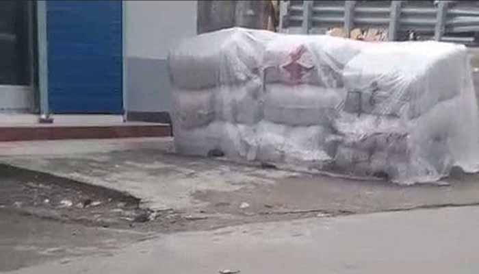 উজিরপুরে রাস্তার পাশে পড়ে ছিল ত্রাণের কম্বল !