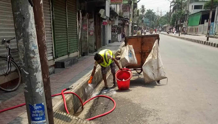 বিসিসির ৭০০ কর্মী পশুর বর্জ্য অপসারণ করছেন