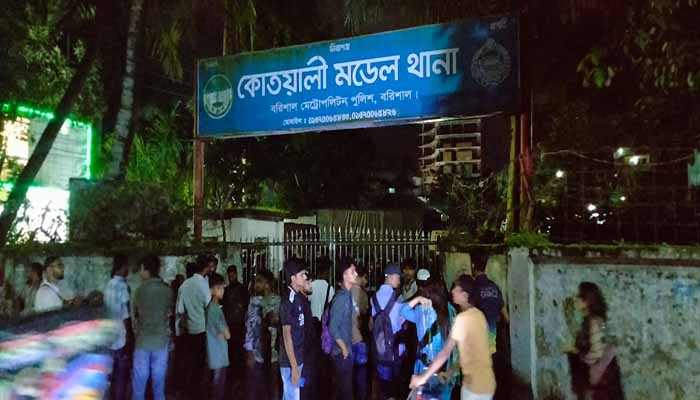 স্বাস্থ্যখাত সংস্কার আন্দোলন: শিক্ষার্থীরা বলছে আটক ৭, পুলিশ বলছে ১ ।। থানা ঘেরাও