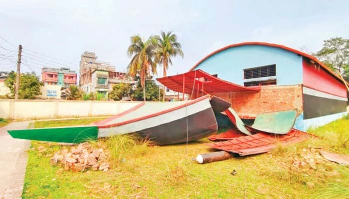  বিএনপি নেতাকর্মীরা ভেঙ্গে ফেললেন দেশের একমাত্র নৌকা জাদুঘর 