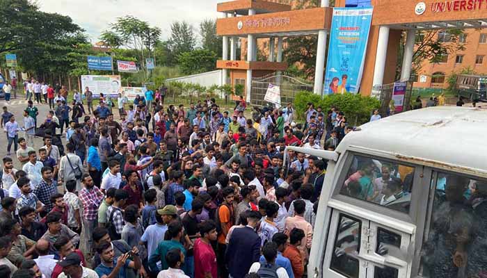  “দাবি নিয়ে রাস্তায় না নামলে উপর মহলের কানে পানি যায় না”