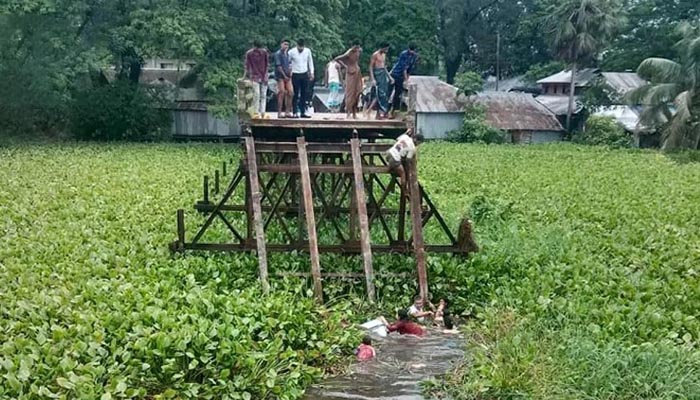 সেতু ভেঙে মাইক্রোবাস খালে, বিয়ের ৯ যাত্রী নিহত