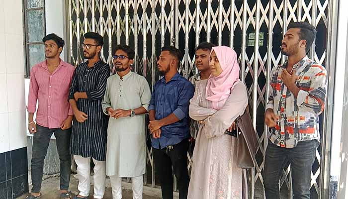 সিভিল সার্জনের বদলীর আদেশ দেখে তালা খুলেছেন শিক্ষার্থীরা