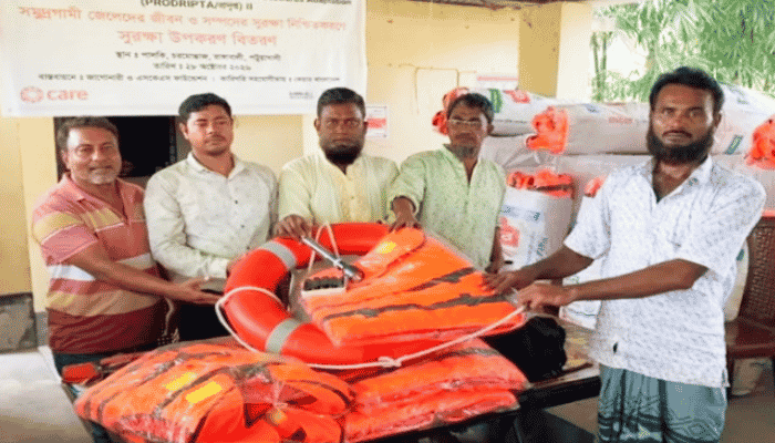 রাঙ্গাবালীতে ৩২ ট্রলারে সুরক্ষা সামগ্রী বিতরণ