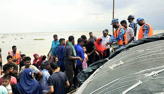 ভোলায় ৬২ যাত্রী উদ্ধার; ২ মাঝিকে পুলিশে দিল কোস্টগার্ড