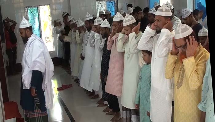 সৌদি আরবের সাথে মিল রেখে বরিশালে ঈদ উদযাপন