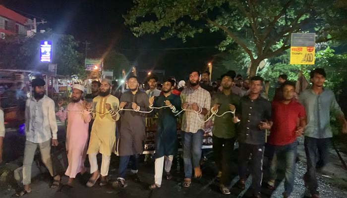 ২২ শিক্ষার্থীর বিরুদ্ধে জিডি,প্রতিবাদে  বরিশাল-কুয়াকাটা মহাসড়ক অবরোধ