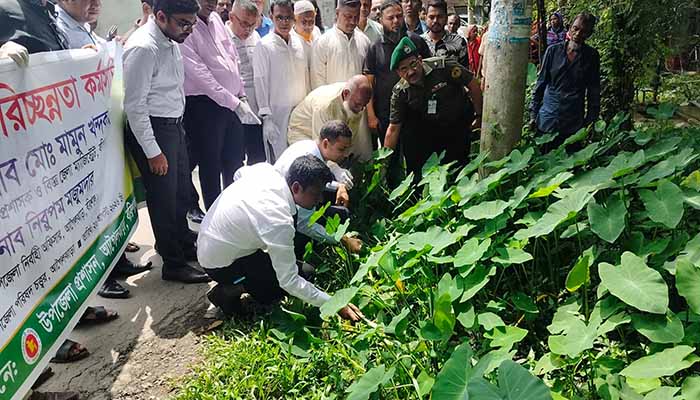 আগৈলঝাড়ায় পরিচ্ছন্নতা কর্মসূচিতে অংশ নিলেন জেলা প্রশাসক