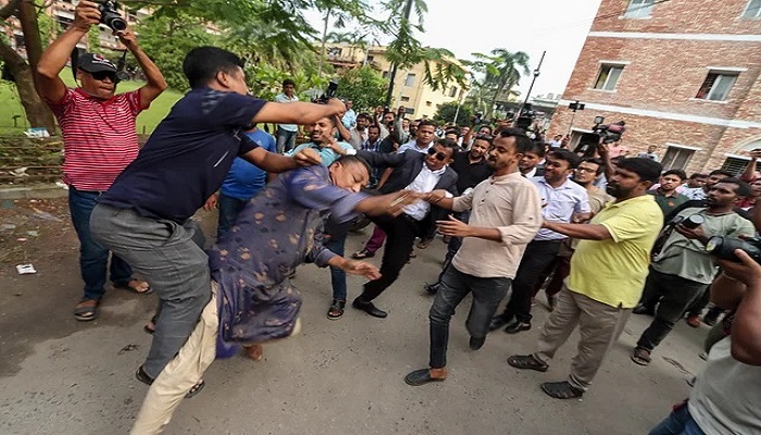 আদালত চত্বরে জাহিদ ফারুক সমর্থকদের মারধর