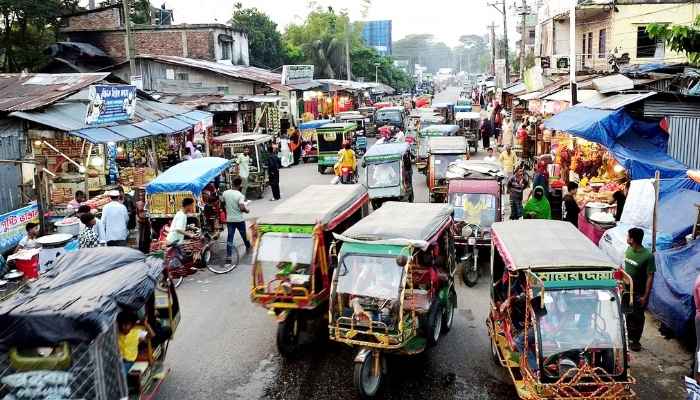 ভোলার পরানগঞ্জে সড়ক দখলে যানজট