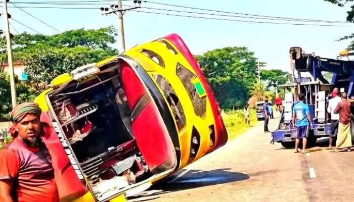 কুয়াকাটাগামী পর্যটকবাহী বাস দুর্ঘটনায় আহত ২৫