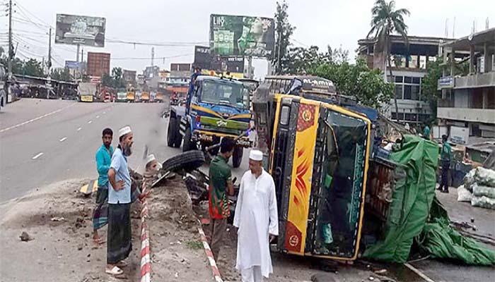  ডিভাইডারে ধাক্কা দিয়ে উল্টে গেল সবজিবোঝাই ট্রাক