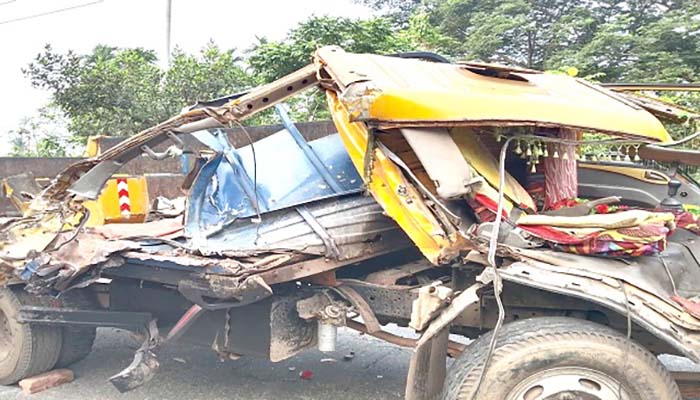 ২ ট্রাকে মুখোমুখি সংঘর্ষ, চালকরা হাসপাতালে