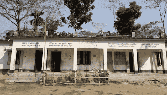ঝুঁকির ছাদের নিচে বরিশালের শিশুরা