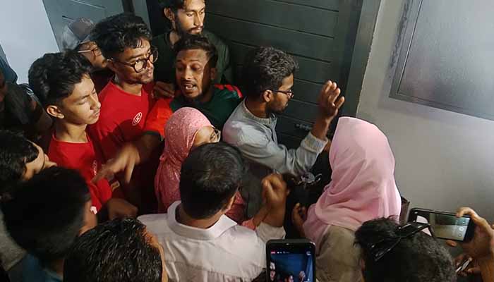 ’আওয়ামী লীগের দোসর’ বরিশাল সিভিল সার্জনের অফিস রুমে তালা