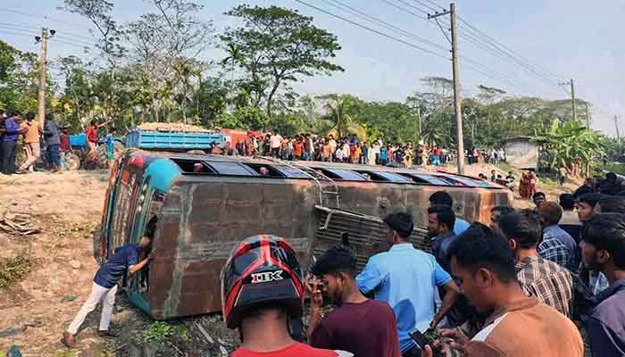 লালমোহনে অটো রিকসাকে চাপা দিয়ে বাস খাদে, রিকসাচালকসহ নিহত ৩