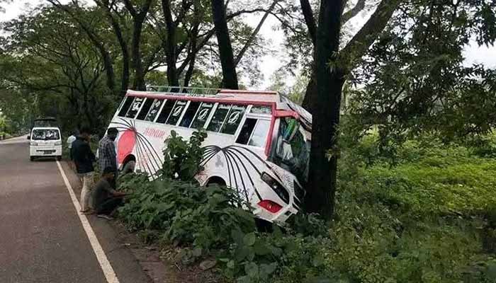বাবুগঞ্জে বাসের চাপায়  নিহত ১, আহত ৫