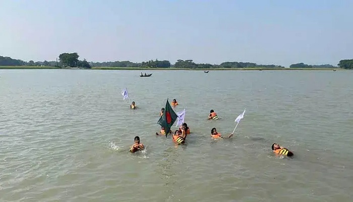 সাঁতার কেটে ‘ভোলা টু সেতু ভবন’ লংমার্চ