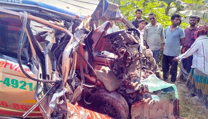 বরিশালের গৌরনদীতে ট্রাক্টর- অ্যাম্বুলেন্স সংঘর্ষ, নিহত ১