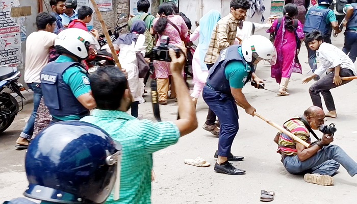 বরিশালে শিক্ষার্থীদের সঙ্গে পুলিশের সংঘর্ষ, সাংবাদিকসহ আহত ১০