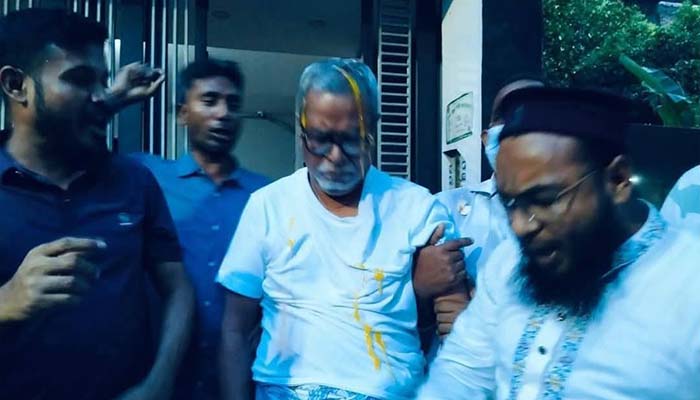 সাবেক সিইসি নূরুল হুদাকে ধরে পুলিশে দিল কথিত জনতা