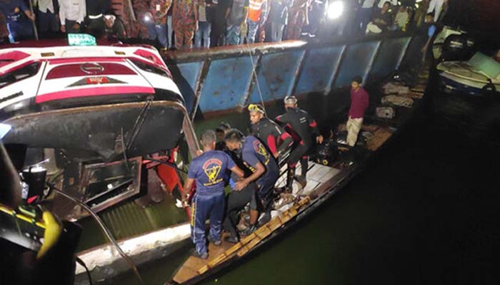 ফেরিঘাটে বাস নদীতে: ২৫ জনের লাশ উদ্ধার, নিখোঁজ ৮