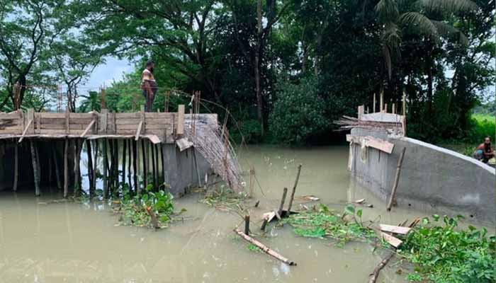 গৌরনদীতে সকালে ঢালাই বিকেলে ভেঙে পড়ল গার্ডার ব্রিজ