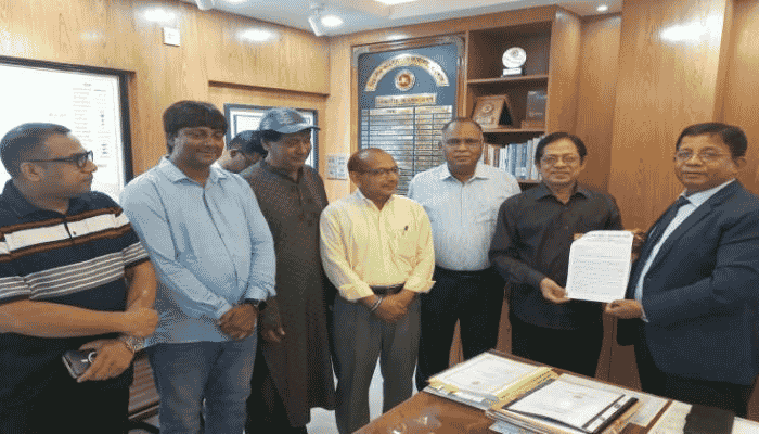 বরিশালে ফ্লাইট কমানোর প্রতিবাদ