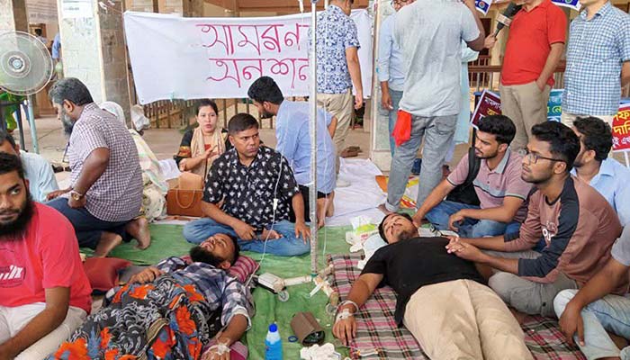 বরিশাল বিশ্ববিদ্যালয়ের শিক্ষার্থীরা ভিসভিসি অপসারণের দাবিতে আমরণ অনশনে 