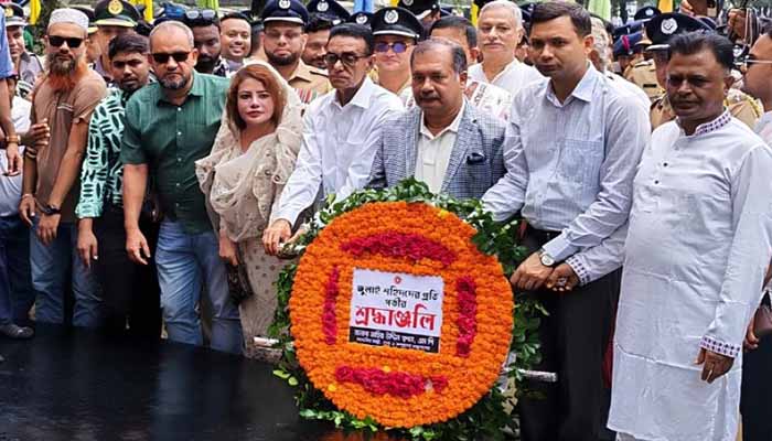 ‘জুলাই গণ-অভ্যুত্থান’ শহীদ স্মৃতিস্তম্ভে তথ্যমন্ত্রীর শ্রদ্ধা