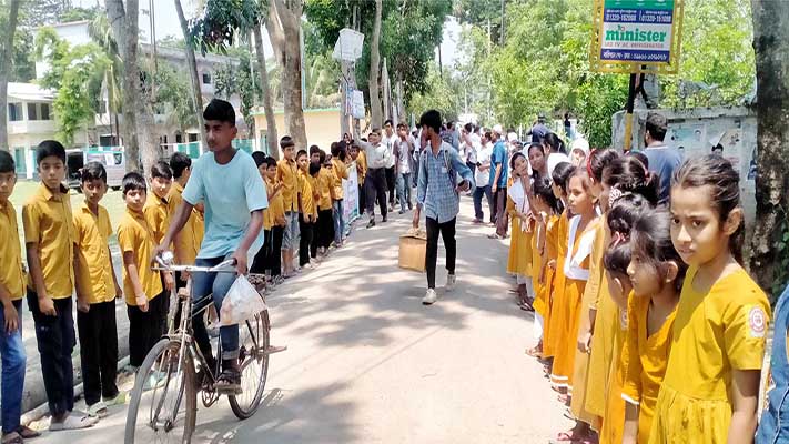  বাবুগঞ্জে শিশু হত্যাকারীদের ফাঁসির দাবিতে মানববন্ধন