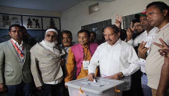 প্রার্থীর বাড়ীর কাছে কেন্দ্রে ভোটের পরিবেশ দেখা যায়