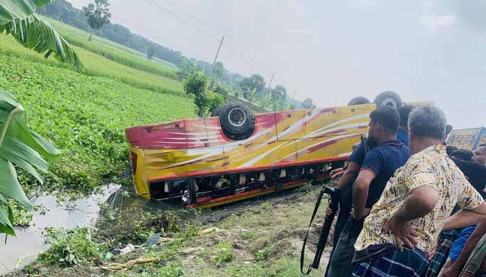 এক বাসের ধাক্কায় আরেক বাস খাদে; নিহত ২