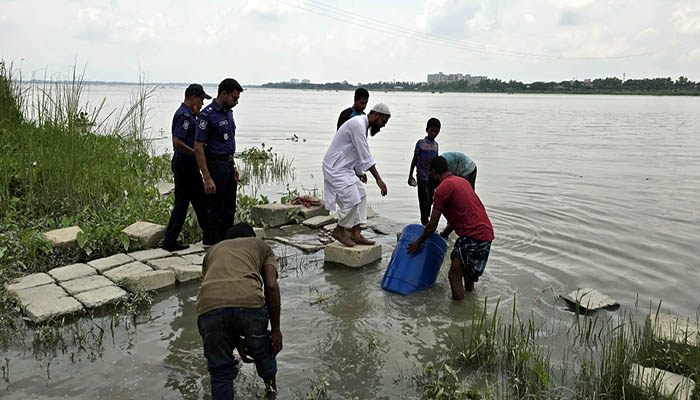 ট্রাকে পাচারকালে ৪৩ ড্রাম রেণু পোনা জব্দ