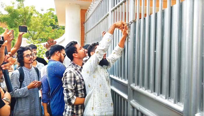 উপাচার্য ঢাকায়, বাসভবনে তালা মেরেছেন শিক্ষার্থীরা
