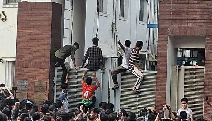 গেট ভেঙে সচিবালয়ে ভাঙচুর, শিক্ষা উপদেষ্টা ও সচিবের পদত্যাগ দাবি