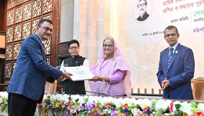 কে কি লিখল, সেটাতে ঘাবড়ানোর কিছু নেই: প্রধানমন্ত্রী