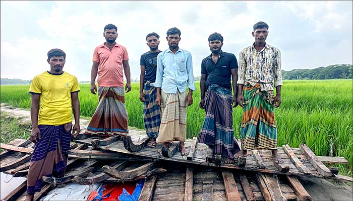  মেঘনায় ঢেউয়ের আঘাতে  ট্রলার লণ্ডভণ্ড, গাছে চড়ে প্রাণ বাঁচালেন ৬ জেলে