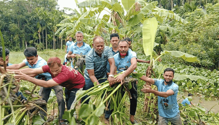 দৌলতখানে খাল পরিষ্কার করলেন বিএনপি নেতাকর্মীরা