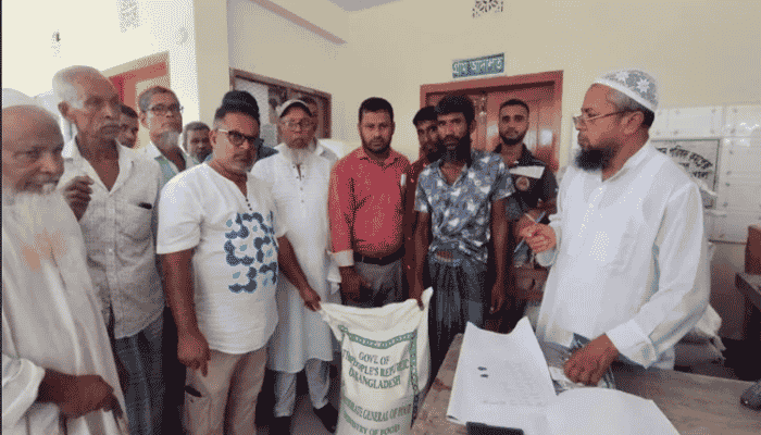 ইলিশ ধরা বন্ধের আগে ঝালকাঠিতে জেলেদের চাল বিতরণ