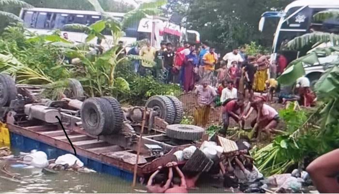 ট্রাক উল্টে পুকুরে, বেদে সম্প্রদায়ের ২৩ জন হতাহত